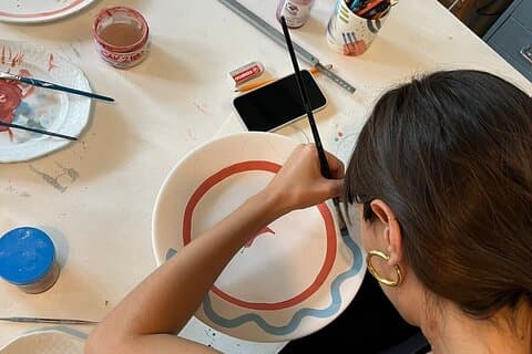 Ceramisk maleri workshop i Milano Studio med lokale kunstner