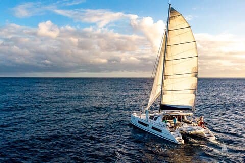 7〜12名用3時間豪華プライベートセーリングカタマラン