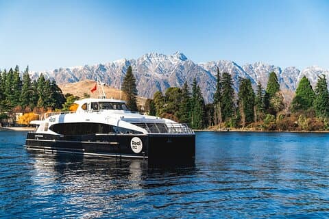 Malerische Bootsfahrt auf dem Queenstown Lake