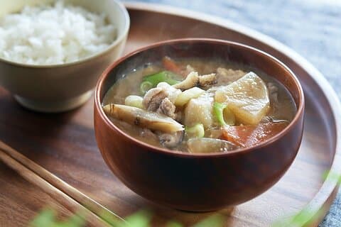 Excelentes pratos de onigiri, karaage e sopa miso em Tóquio