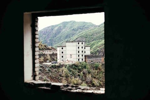 Aus dem Gefängnis Tirana Spaç: Albaniens dunkle Vergangenheit