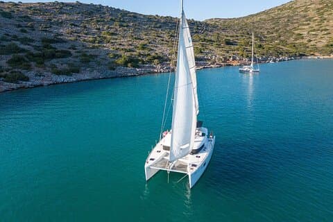 Agios Nikolaos: Privat katamaransejlads med måltider og drikkevarer