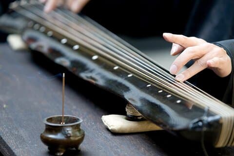 Instrument de musique chinois Guqin expérience d'apprentissage avec le thé