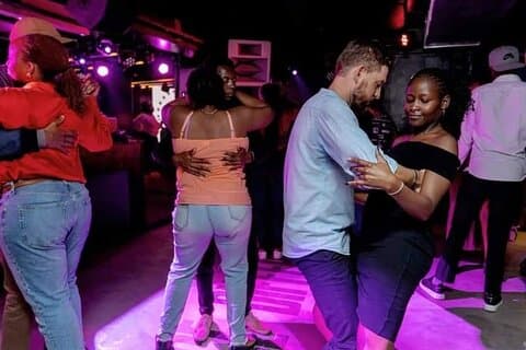 Vive la vida nocturna de Nairobi de fiesta en la ciudad y más allá