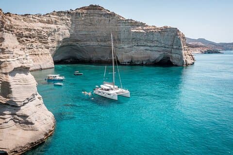 Milos Heldags Premium Catamaran Cruise Kleftiko och Polyegos