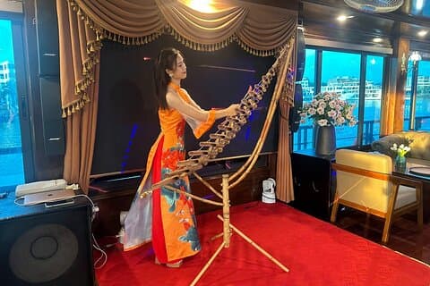 Ha Noi : Kryssning i Halong Bay Premium Sonata med traditionell musik