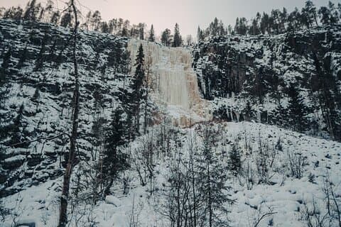 Korouoma Frozen vandfald med fotografi