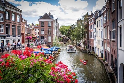 Private transfer from Amsterdam to Arnhem, 2h Stop in Utrecht