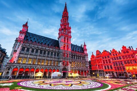 Private transfer from Amsterdam to Brussels, 2h Stop in Delft