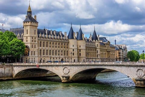 Tour 3 en 1 por Notre Dame y crucero en barco por la Torre Eiffel Historia