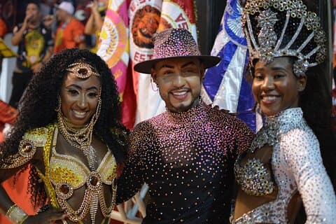 Experiencia nocturna en una escuela de samba carioca.