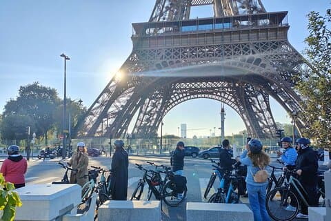 Parigi: tour privato in bicicletta elettrica con vino e formaggio