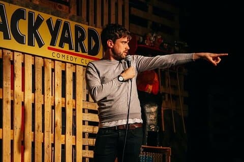 Sexta-feira à noite no Backyard Comedy Club