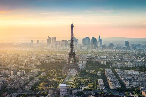 Traslado privado: Brujas a París, 2h Parada de turismo en Lille