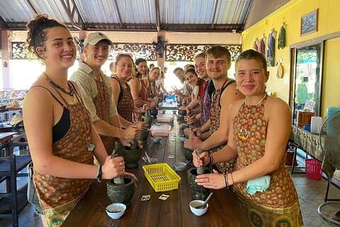 Chiang Mai Thai Cooking Market Tour con padiglioni sul lago