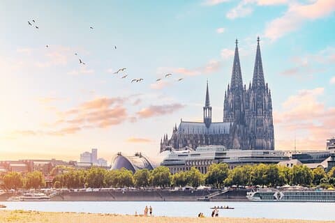 Privat transfer fra Brugge til Köln, 2h stopp i Antwerpen