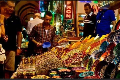 Private shopping tour with a tour guide in Hurghada