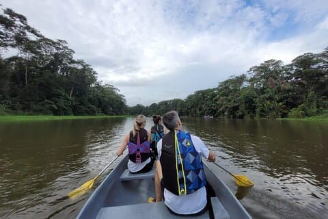 Tour en canoë à travers les sentiers aquatiques du parc Tortuguero