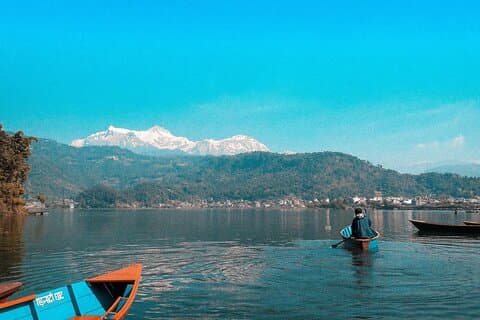 Pagayez, explorez et plongez dans la beauté naturelle de Pokhara !"