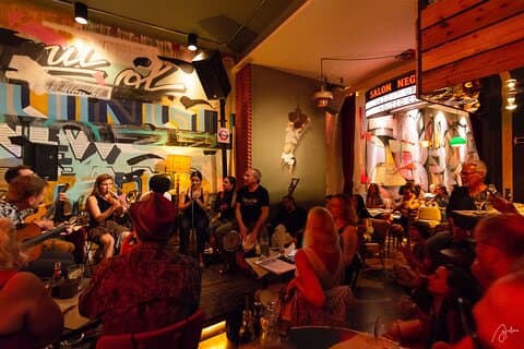 Gastronomía local y música en directo en Ciutat Vella Barcelona