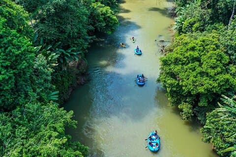 Flotador de Safari del Río Peñas Blancas desde La Fortuna