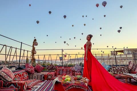 Cappadocia Rooftop Fotografering med ballonger och älvor skorstenar