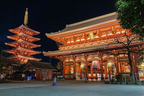 Cerveza, sake y vista nocturna de Asakusa