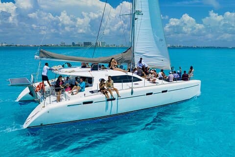 Cancún Catamaran til Isla Mujeres + Snorkel, åpen bar og lunsj