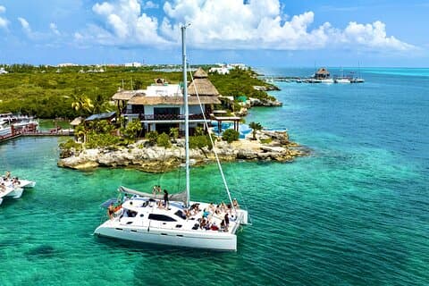 Crucero en catamarán por Cancún a Isla Mujeres con buceo y almuerzo