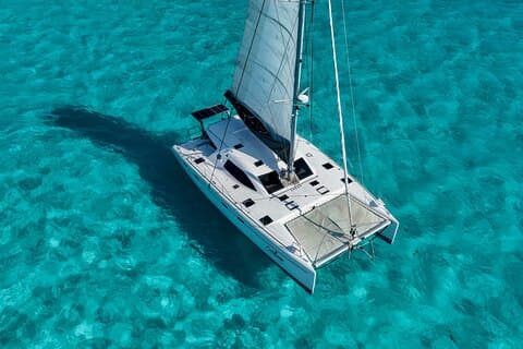 Cancun : Privécatamaran met open bar en snorkelmogelijkheid