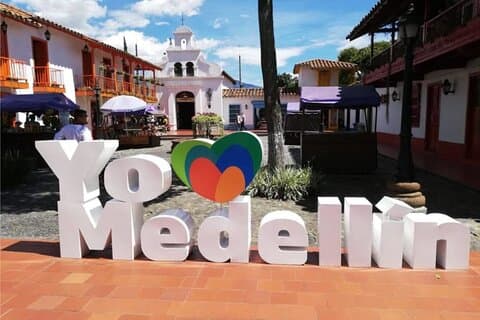Een complete rondreis langs de beroemdste plekken in Medellín.
