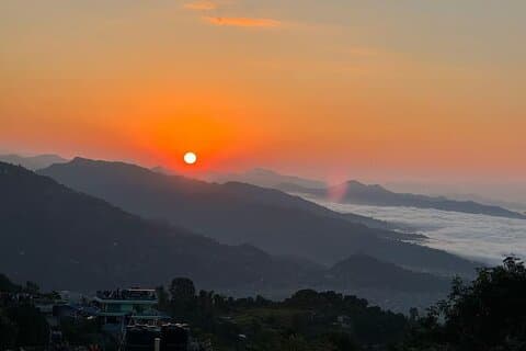 Leuchtender Sarangkot: Ein atemberaubender Blick auf den Himalaya"