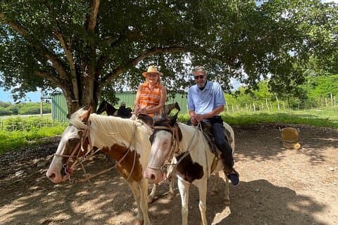 Paseos a caballo y exploración de cuevas de Taíno