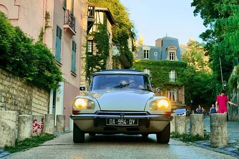 Visite privée de Paris en voiture ancienne : Citroën DS à toit ouvert emblématique