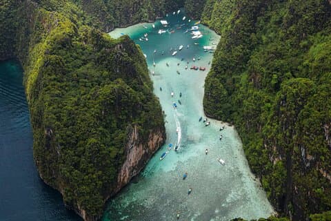 Utforska Phi Phi-öarna – Dagstur med motorbåt från Krabi