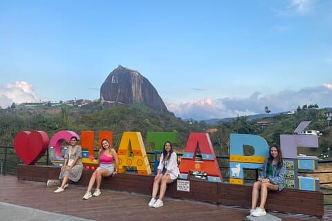 Private Tour von Medellín nach Guatapé und zum Felsen El Peñol!
