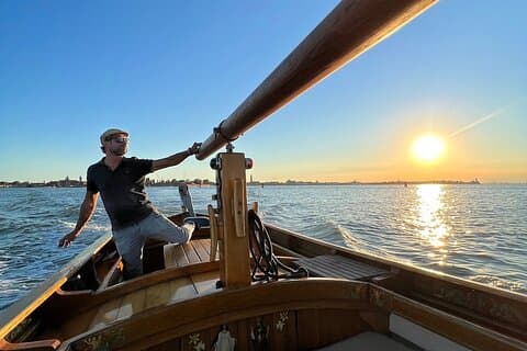 Venedig: Solnedgångsförtrollning på en vintagebåt (liten grupp)