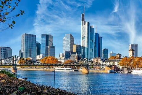 Privat transfer från Brygge till Frankfurt, 2h stopp i Köln
