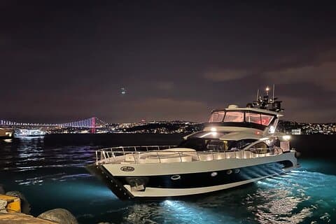 Istanbul Bosporus Nachtkreuzfahrt Erlebnis auf Luxusyacht