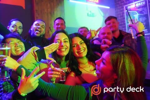 Budapest Ruin Pub Crawl + 6 skud + VIP entréer + Drikke spil
