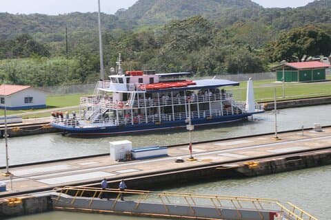 Tour por el Canal de Panamá en Barco con Almuerzo Buffet Incluido