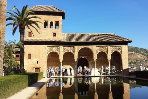 Excursão privada de dia inteiro de Málaga a Alhambra com ingressos