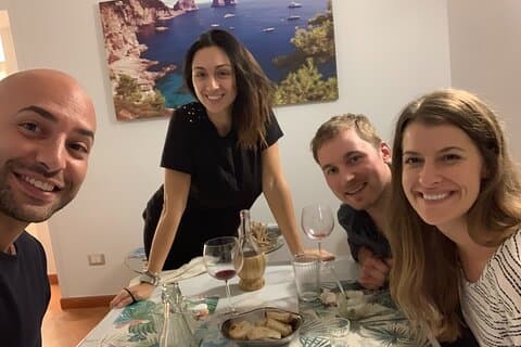 Cozinhe e coma bolas de carne napolitana com uma vista do Golfo de Nápoles