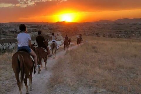 夕日や昼間のカッパドキア観光乗馬