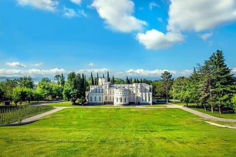 Tour privado de Tbilisi e Chateau Mukhrani com degustação de vinhos e almoço