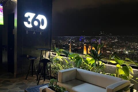 Medellin: Rooftop Bar Crawl met VIP-toegang & verborgen clubs