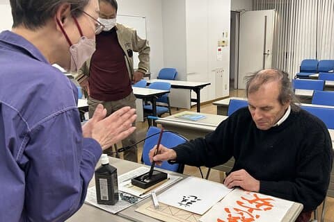 Experiência de caligrafia em Tóquio Escrevendo em papel colorido