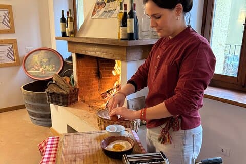 Classe de culinária com degustação de vinhos em uma fazenda
