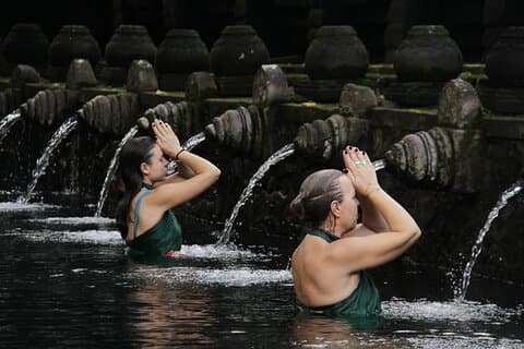 Real Skip-the-Line Tirta Empul Temple vannrensingsseremoni