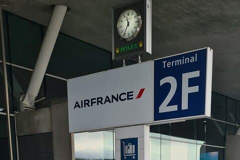 Trasferimento privato di sola andata: da Parigi a CDG in una Tesla Model Y